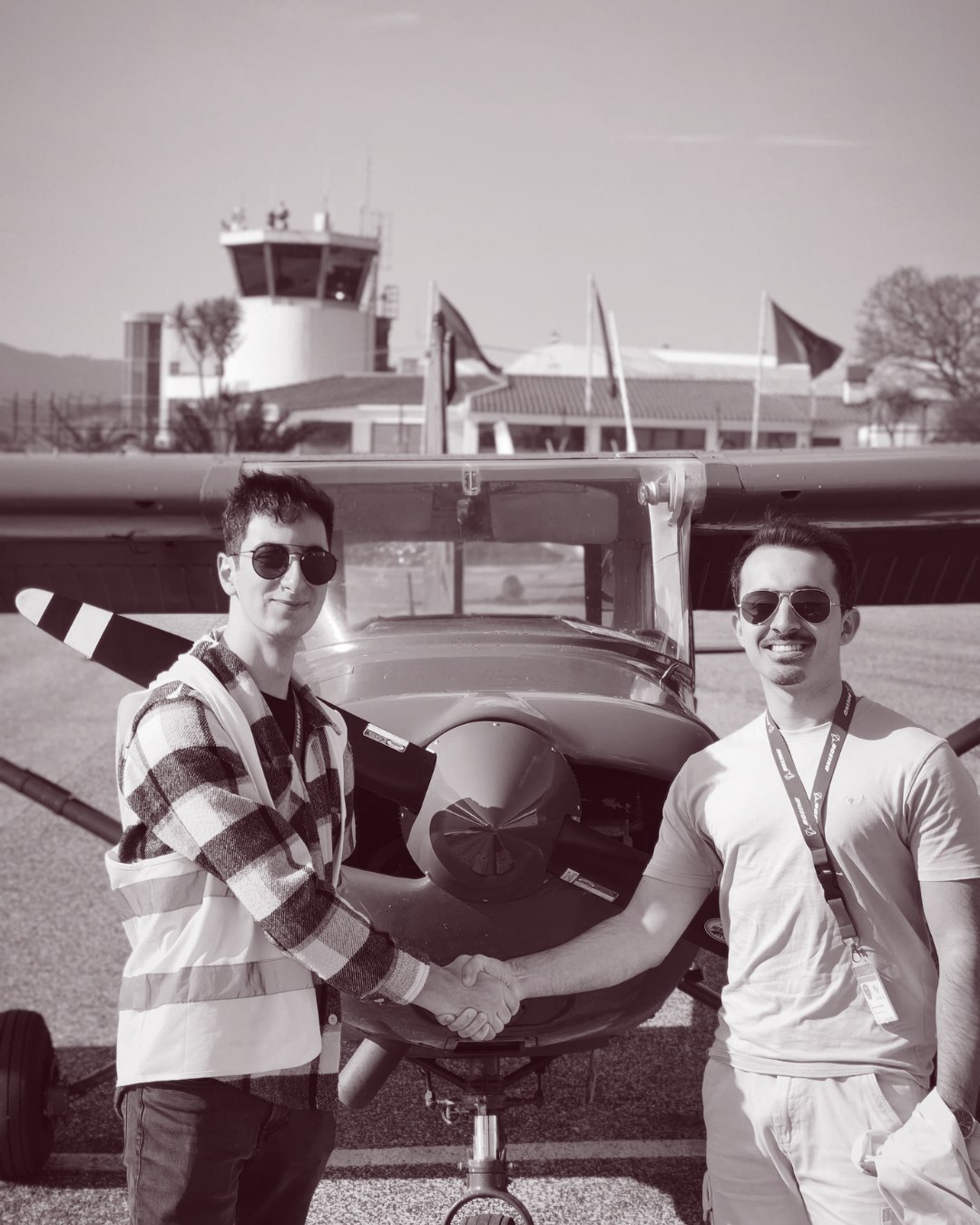 Los fundadores de SkyFuns, Duarte Baptista y Ricardo Sa Pessoa, delante de una aeronave ligera.